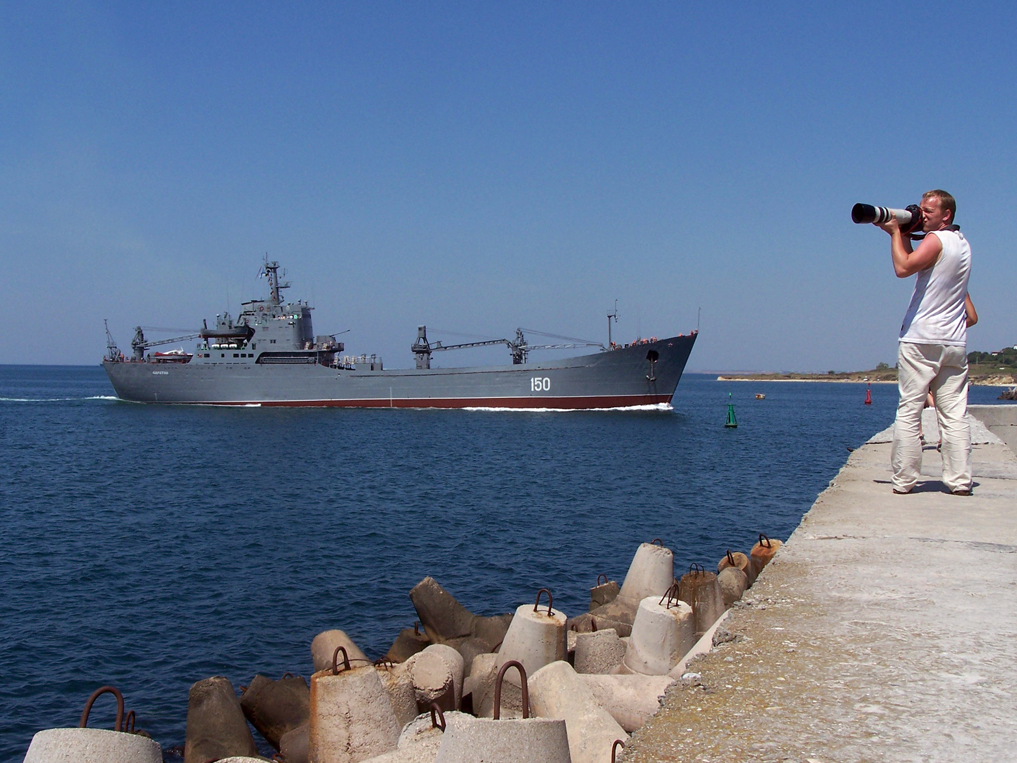 Подбитый корабль в черном море российский сегодня. Корабль Саратов Черноморский флот. Саратов большой десантный корабль. БДК Саратов корабль. БДК Саратов Севастополь.