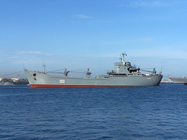 Большой десантный корабль "Саратов" в Севастополськой бухте