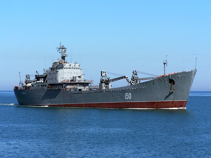 Большой десантный корабль "Саратов" Черноморского Флота на ходу