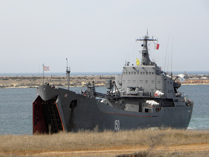 БДК "Саратов" на погрузке боевой техники морской пехоты