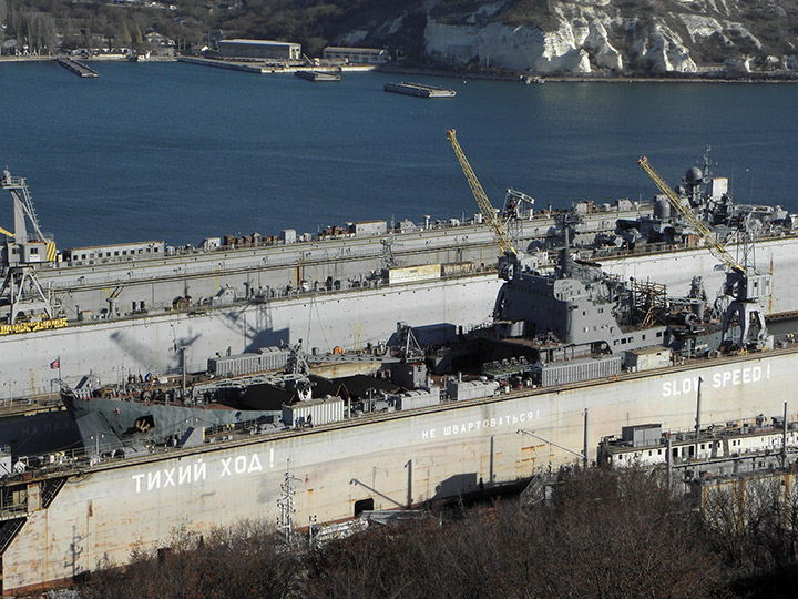 Большой десантный корабль "Саратов" в плавучем доке