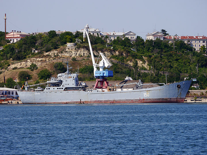 Большой десантный корабль "Саратов" на судоремонтном заводе