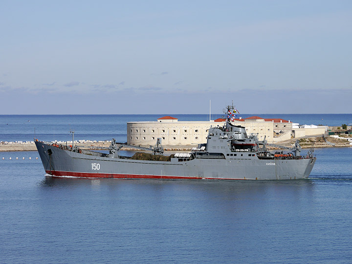 Большой десантный корабль "Саратов" на фоне Константиновской батареи, Севастополь