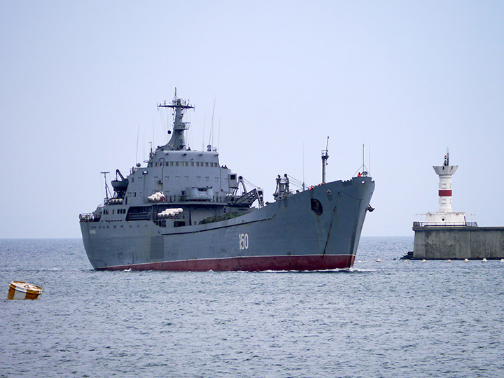 Большой десантный корабль "Саратов" возвращается в Севастополь