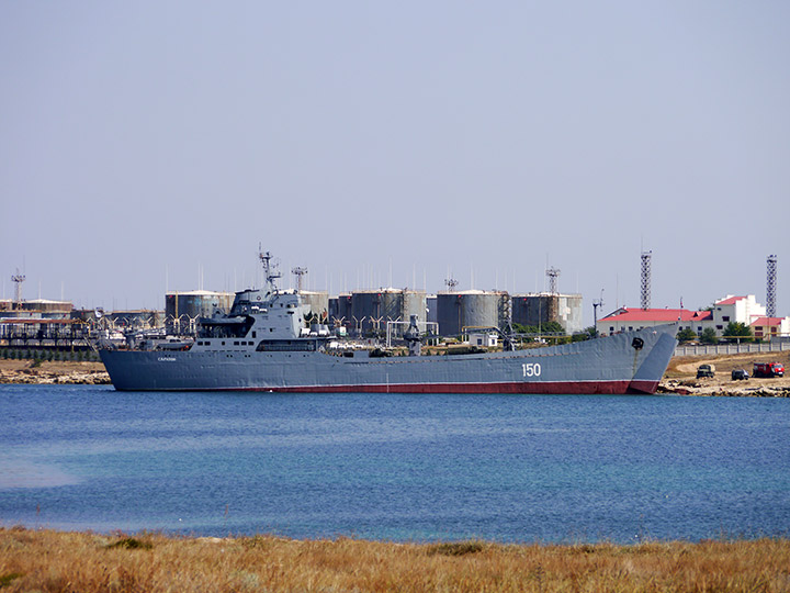 Большой десантный корабль "Саратов" на разгрузке