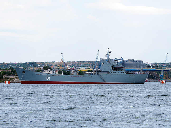Большой десантный корабль "Саратов" на бочках в Севастопольской бухте
