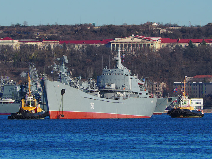 Буксировка большого десантного корабля "Саратов" в Севастопольской бухте