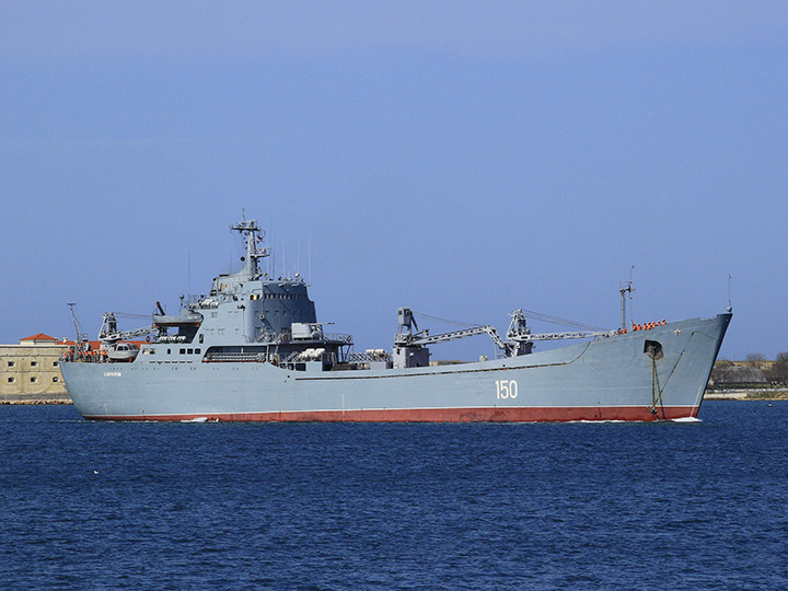 БДК "Саратов" Черноморского флота проходит по Севастопольской бухте