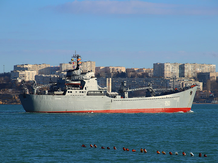Большой десантный корабль "Саратов" заходит в Севастопольскую бухту