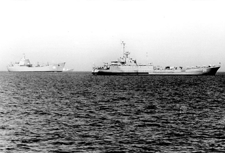 Средний десантный корабль "СДК-82" на учениях