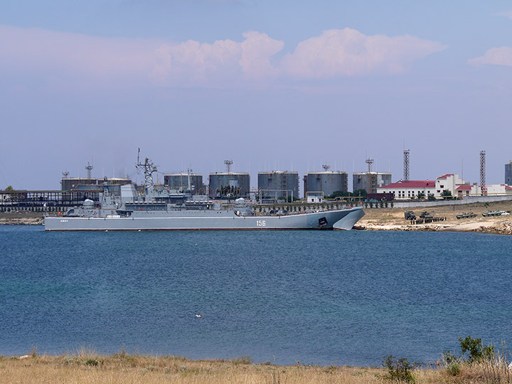 БДК "Ямал" в Казаьей бухте Севастополя на погрузке техники морской пехоты