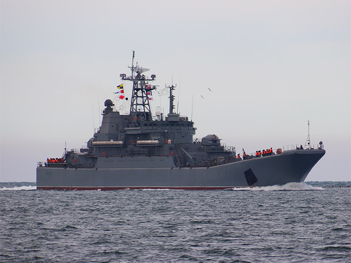 Большой десантный корабль "Ямал" Черноморского флота на ходу