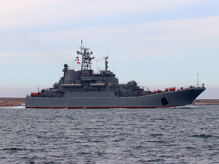 Большой десантный корабль "Ямал" Черноморского флота заходит в Севастопольскую бухту