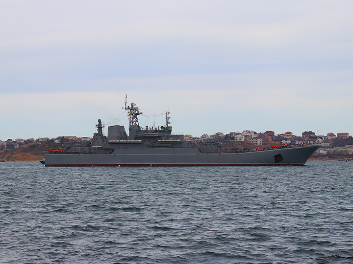 Большой десантный корабль "Ямал" Черноморского флота на ходу в Севастопольской бухте