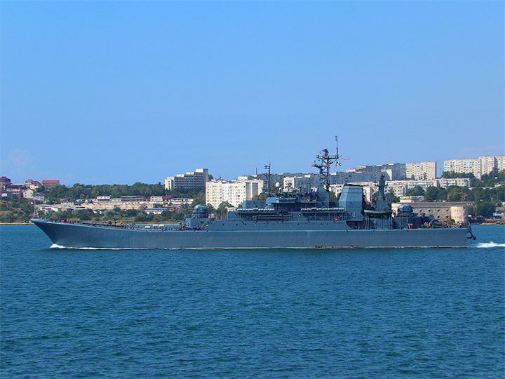 БДК "Георгий Победоносец" Северного Флота на фоне Северной стороны Севастополя