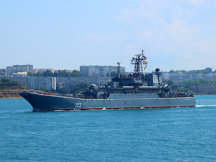 Большой десантный корабль "Калининград" Балтийского флота в Севастопольской бухте