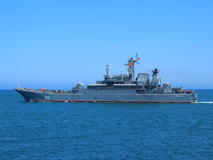 оБольшой десантный корабль "Калининград" Балтийского флота выходит из Севастополя