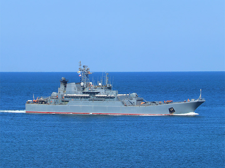 БДК "Калининград" Балтийского флота на подходе к Севастополю