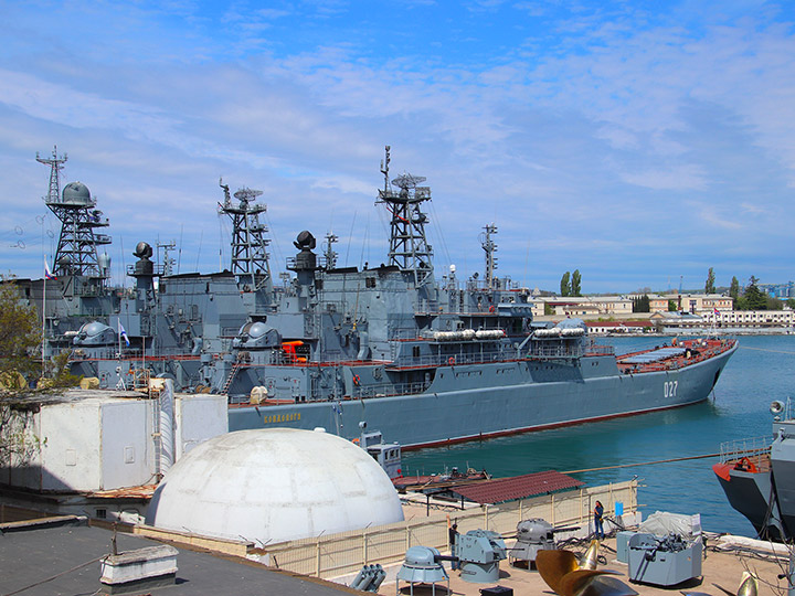 Большой десантный корабль "Кондопога" Северного флота в Южной бухте Севастополя