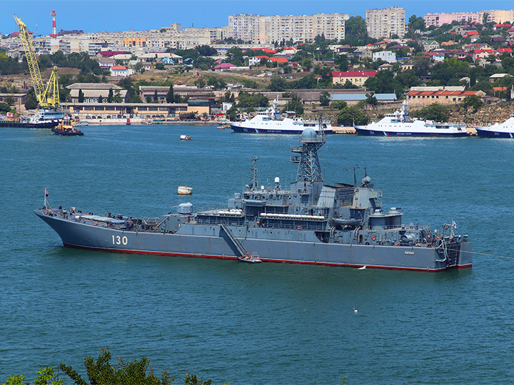 Большой десантный корабль "Королев" Балтийского флота в Севастопольской бухте
