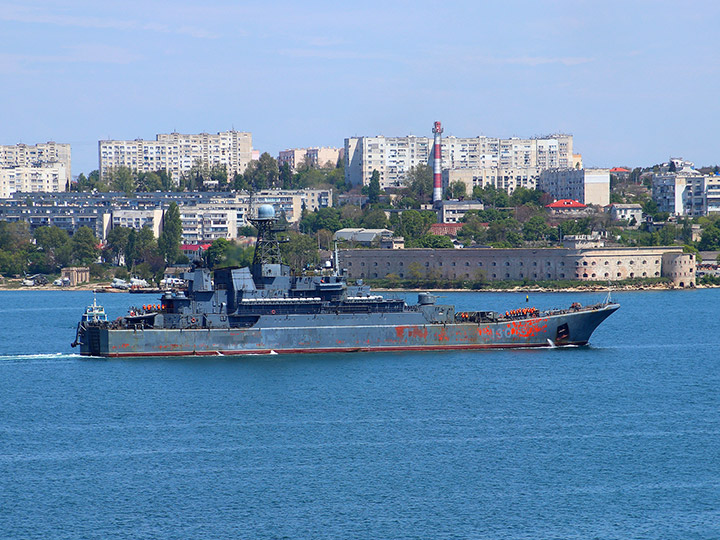 БДК "Королев" Балтийского флота на фоне Михайловской батареи в Севастополе