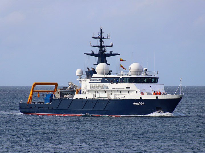 Опытовое судно "Ладога" Балтийского флота на подходе к Севастополю