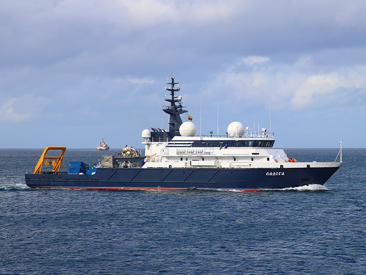ОС "Ладога" Балтийского флота на подходе к Севастополю