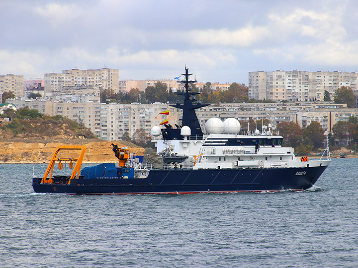 Опытовое судно "Ладога" Балтийского флота в Севастопольской бухте