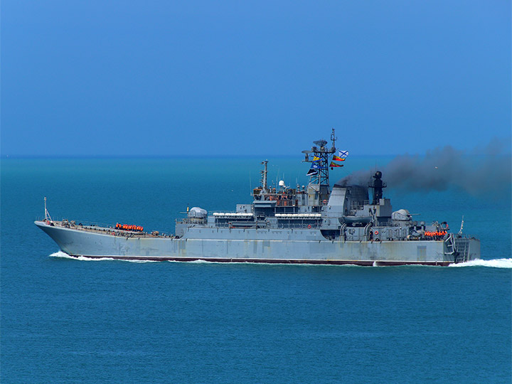 БДК "Минск" Балтийского флота выходит в море из Севастополя