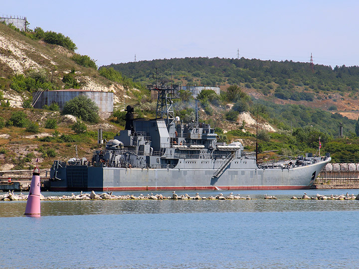 Большой десантный корабль "Минск" Балтийского флота на бункеровке в Севастополе