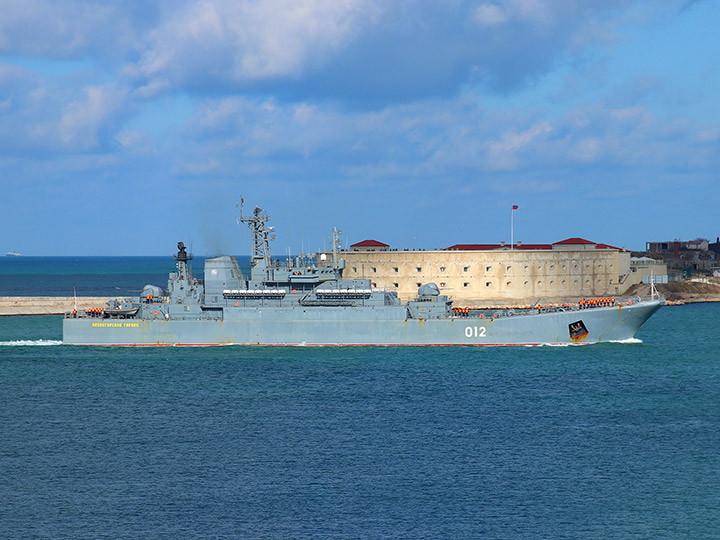 БДК "Оленегорский горняк" Северного флота на фоне Константиновской батареи, Севастополь