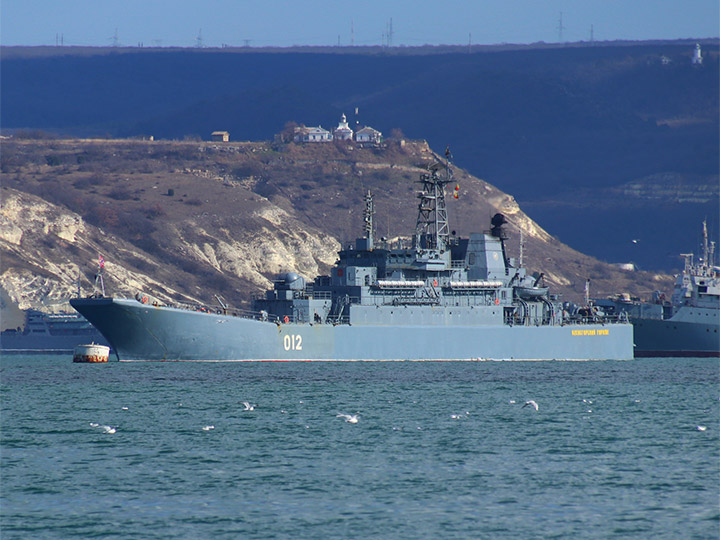 БДК "Оленегорский горняк" Северного флота на фоне Инкерманского створного маяка