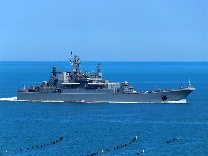 БДК "Оленегорский горняк" Северного флота на подходе к Севастополю