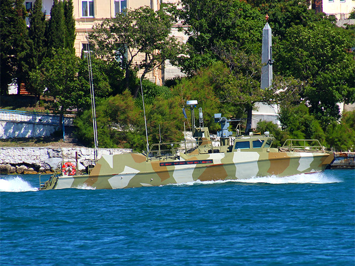 Противодиверсионный катер П-461 Балтийского флота заходит в Южную бухту Севастополя