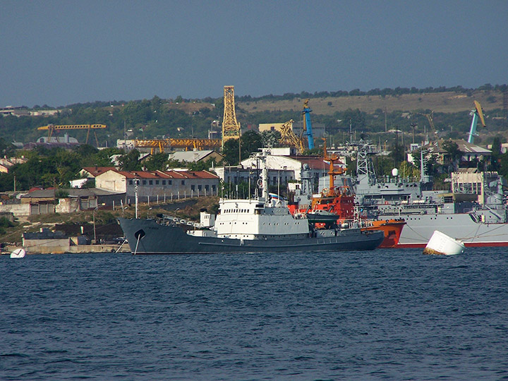 Гидрографическое судно "Челекен" на бочках в Севастопольской бухте