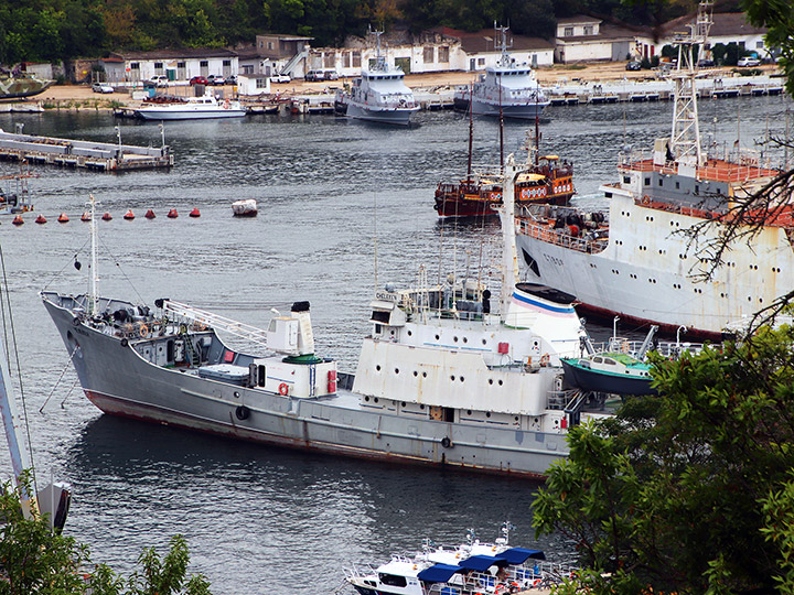 Гидрографическое судно "Челекен" в Южной бухте, Севастополь