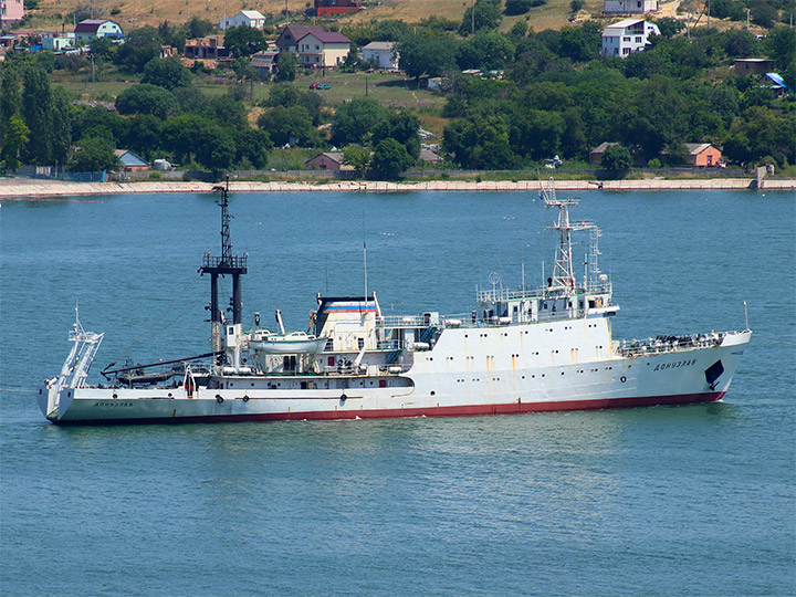 Гидрографическое судно "Донузлав" в Севастопольской бухте