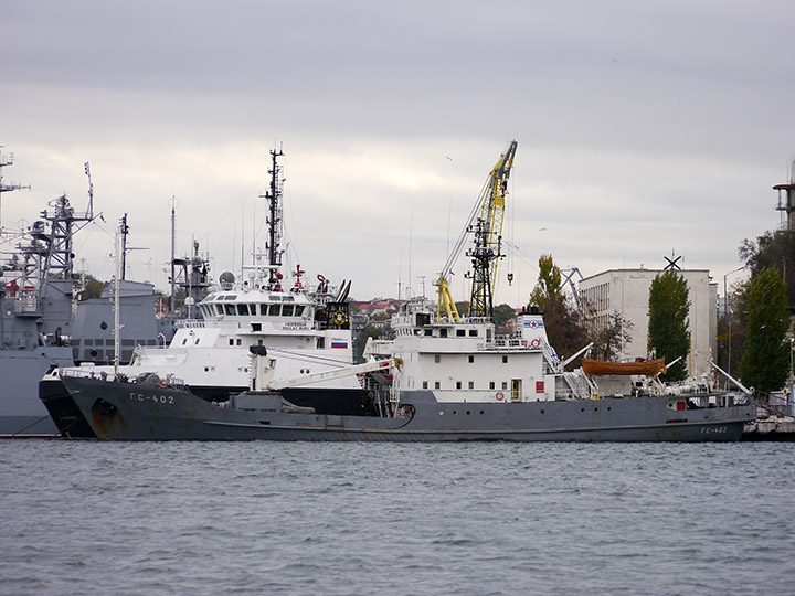 Гидрографическое судно "ГС-402" у Минной стенки в Севастополе