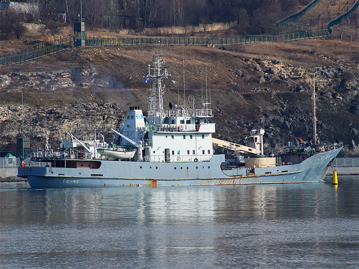 Гидрографическое судно ГС-86 на ходу в Севастопольской бухте