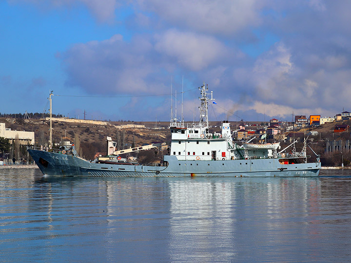 Гидрографическое судно ГС-86 ЧФ РФ в Севастопольской бухте