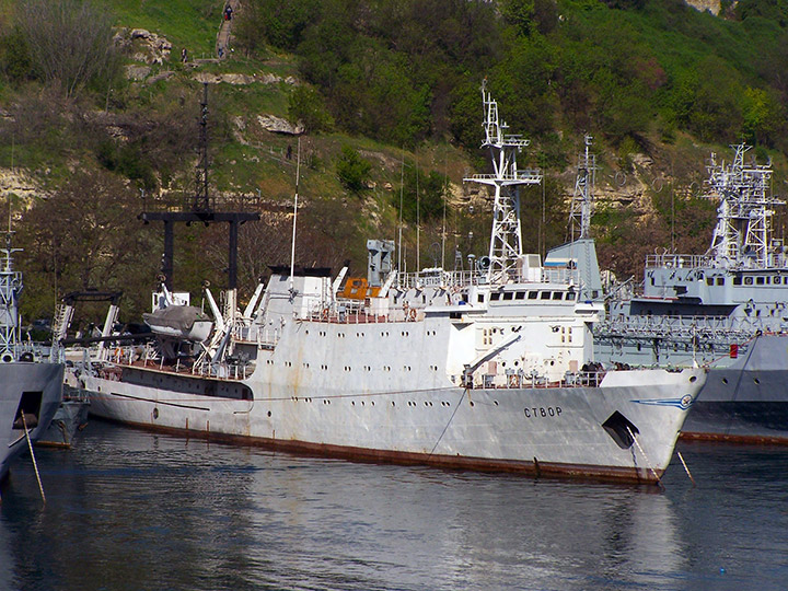 Гидрографическое судно "Створ" в Южной бухте Севастополя