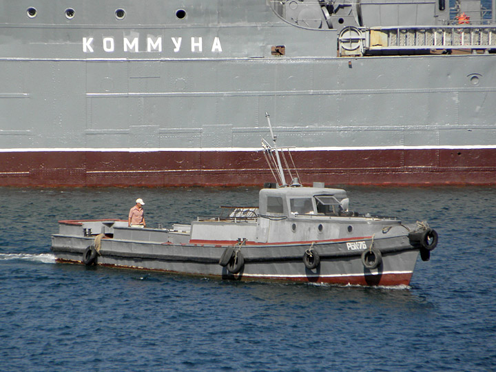 Рейдовый барказ "РБК-76" у борта спасательного судна "Коммуна"