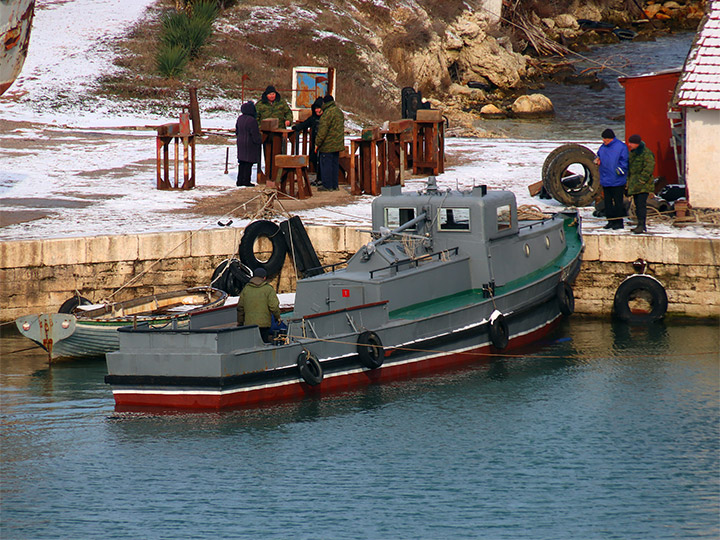 Рейдовый барказ РБК-76 после спуска на воду