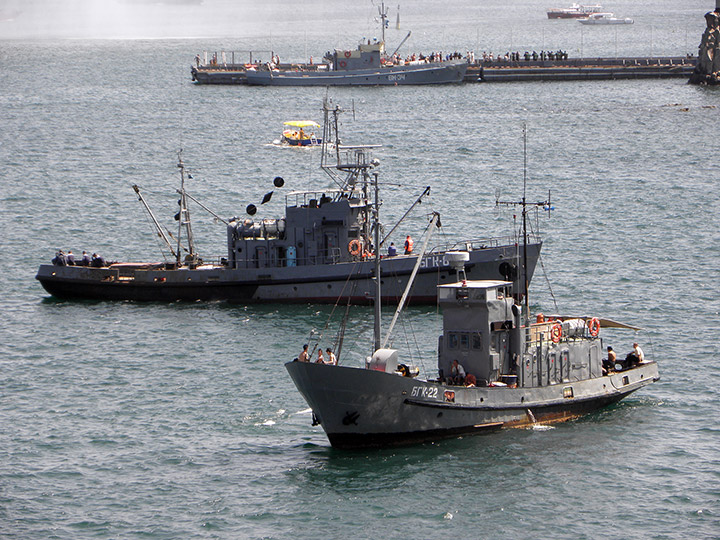 Большие гидрографические катера "БГК-889" и "БГК-22" Черноморского флота