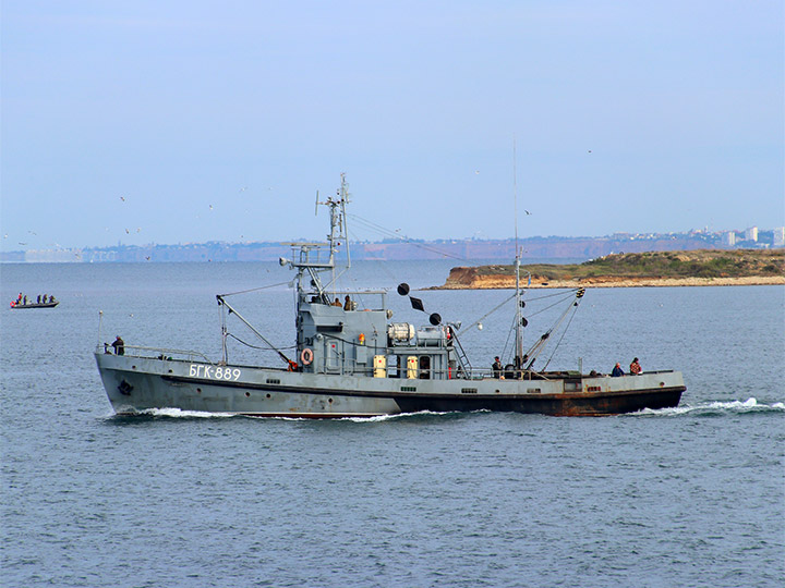 Большой гидрографический катер БГК-889 на выходе из Севастопольской бухты