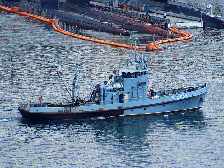 Большой гидрографический катер БГК-889 Черноморского флота в Южной бухте Севастополя