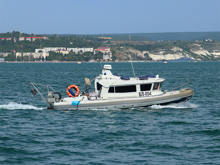 Рейдовый катер БЛ-004 на ходу в Севастопольской бухте