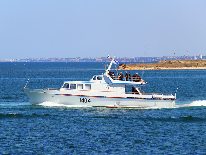 Катер связи "КСВ-1404" Черноморского флота выходит в море