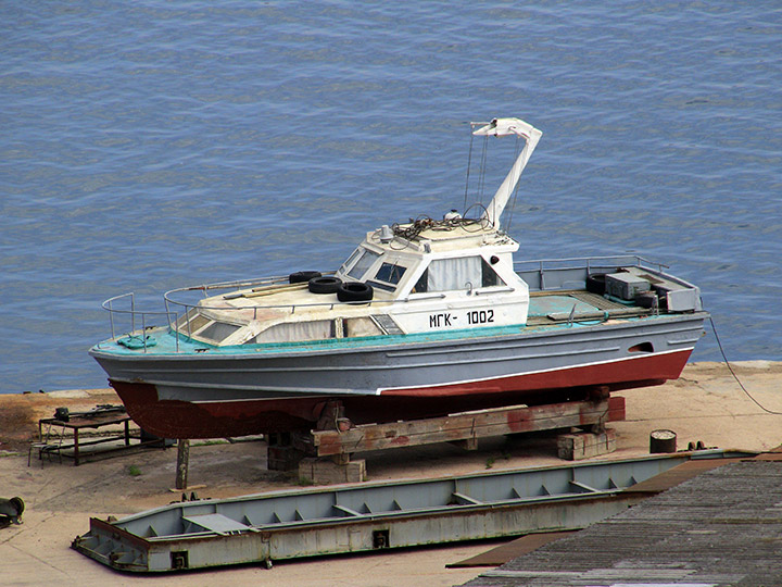 Малый гидрографический катер "МГК-1002" на 13-м судоремонтном заводе ЧФ РФ