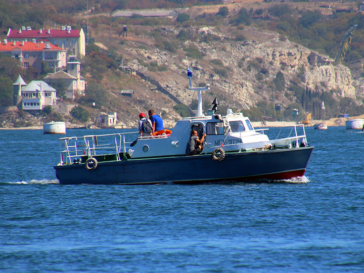 Малый гидрографический катер "МГК-1074" в Севастопольской бухте